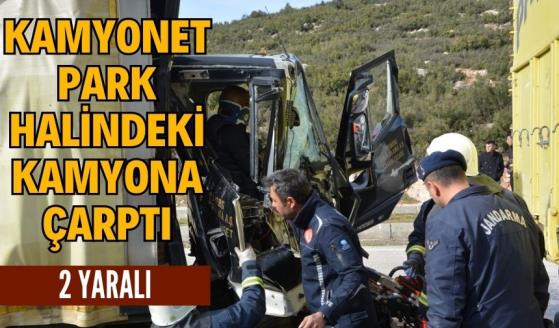 Kamyonet park halindeki kamyona çarptı: 2 yaralı