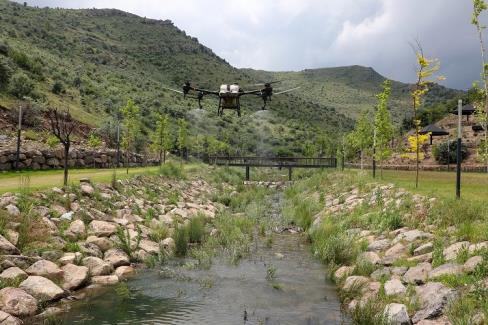 Kayseri Talas’ta droneli tarım ilaçlaması