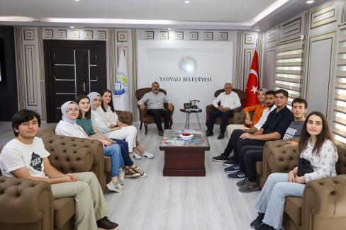 Kayseri Yahyalı'dan yeni üniversitelilere tebrik