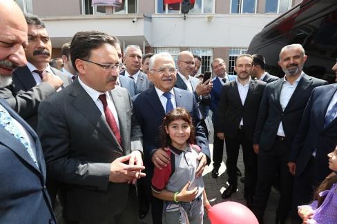 Kayseri protokolü karne sevincine ortak oldu