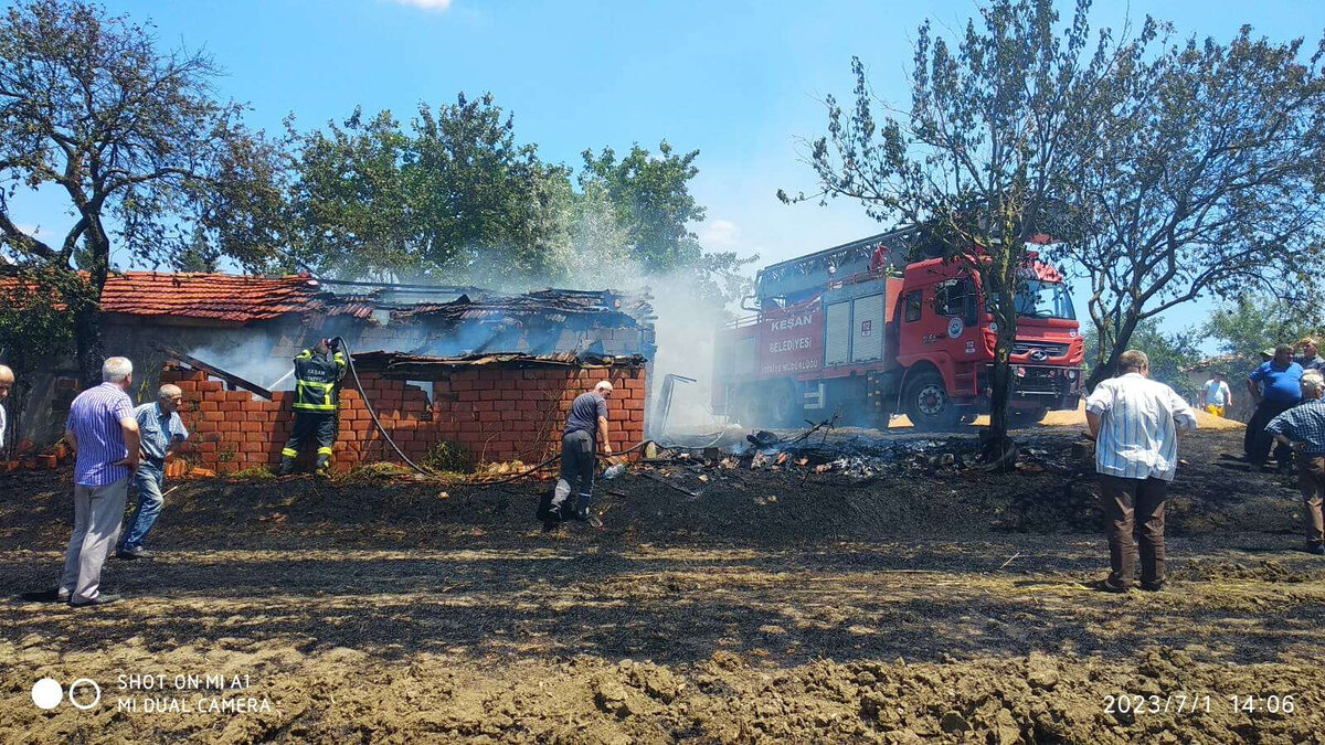 Kesan Altintasta bugday tarlasi kule dondu - Marmara Bölge: Balıkesir Son Dakika Haberleri ile Hava Durumu