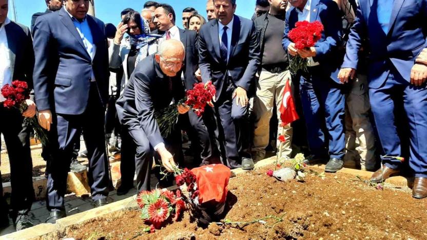 Kılıçdaroğlu, depremzedelerin mezarına karanfil bıraktı