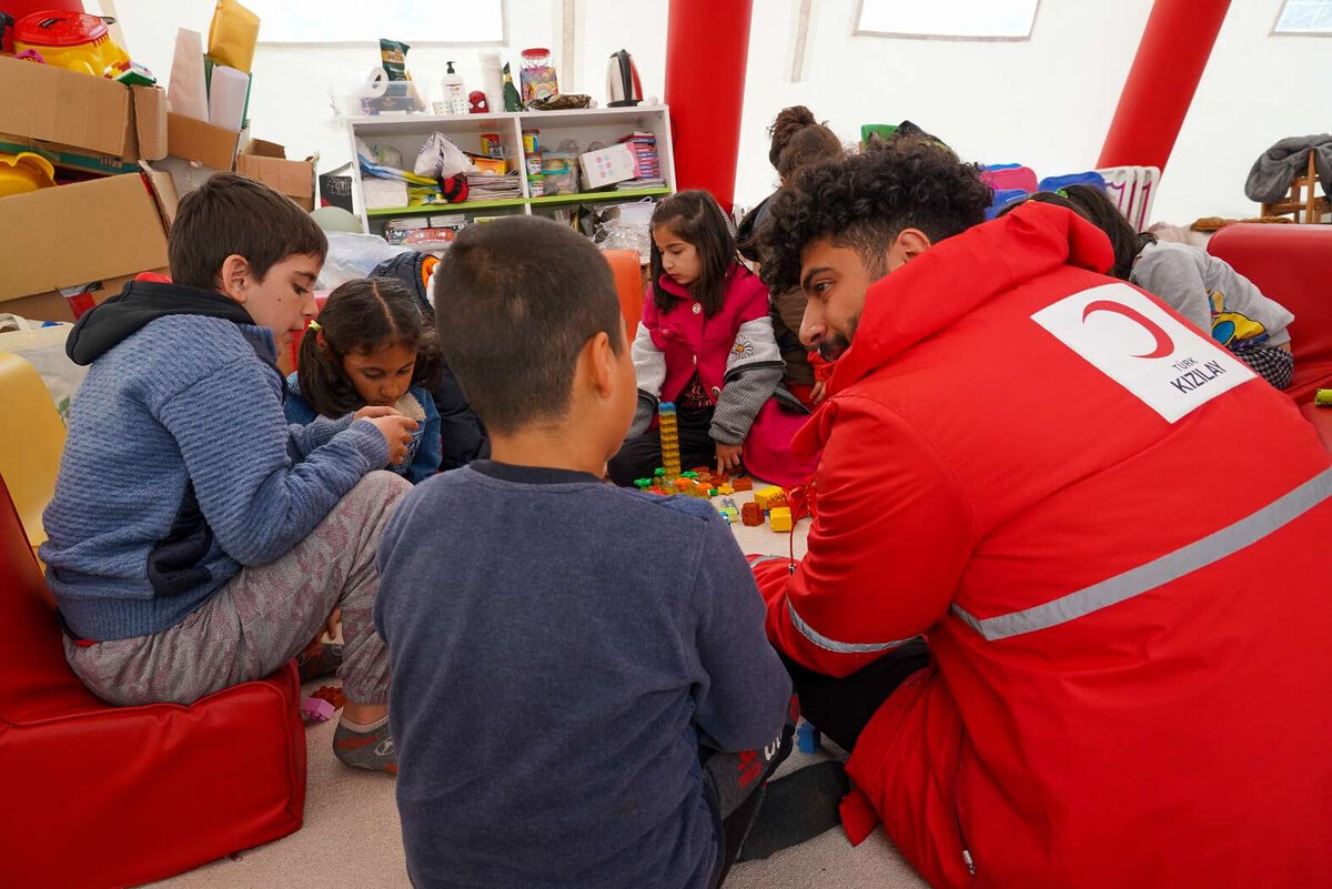 Kizilay depremzedeleri yalniz birakmiyor - Marmara Bölge: Balıkesir Son Dakika Haberleri ile Hava Durumu