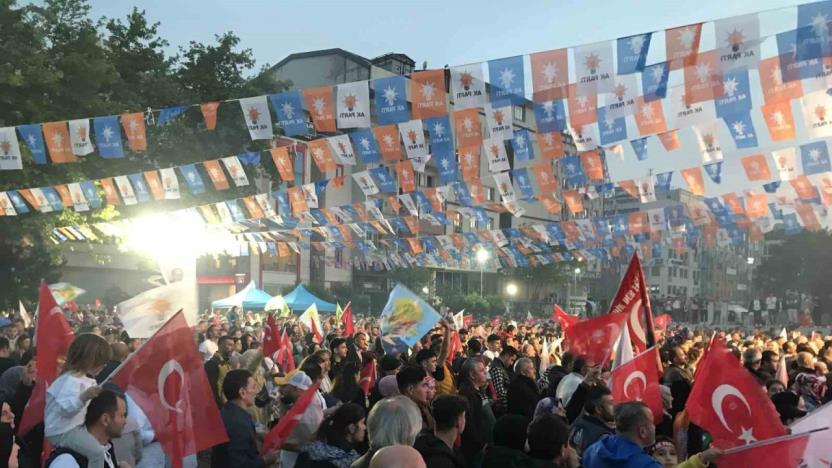 Kocaeli’de AK Parti il binası önünde kutlamalar başladı