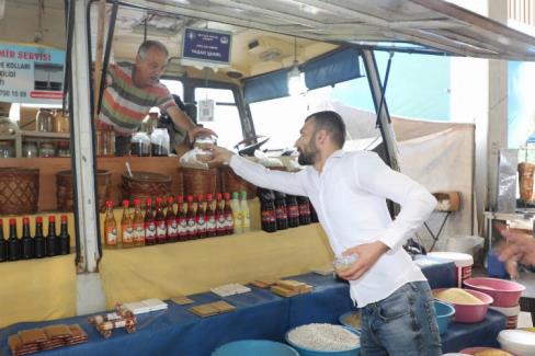 Kocaeli’den esnaf ve vatandaşa aşure ikramı