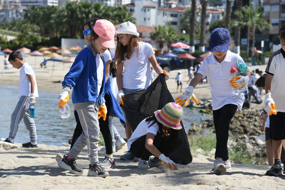 Kuşadası’nda kıyıdan 235 kilogram atık toplandı