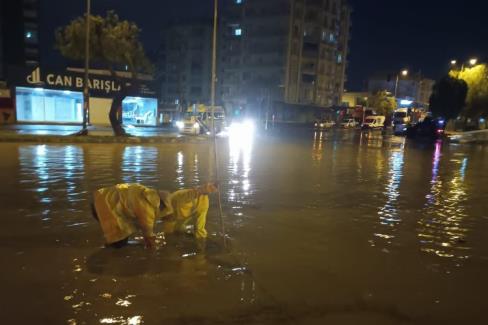 Kuvvetli yağış Mersin’i de vurdu