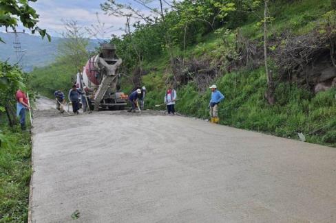 Kuylu Karaağaç yolu beton ile buluşuyor