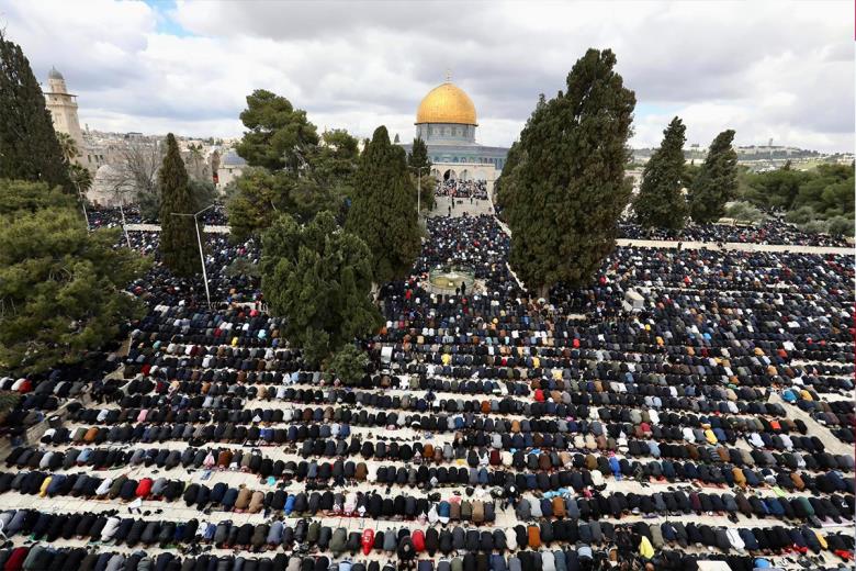 MESCİD-İ AKSA’DA TOPLANAN 100 BİN MÜSLÜMAN BAYRAM NAMAZI KILDI