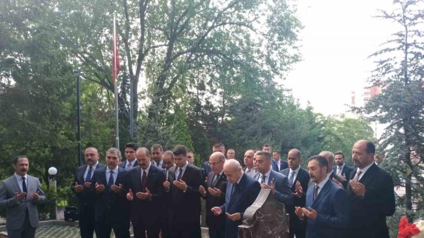 MHP lideri Bahçeli, Türkeş’in kabrini ziyaret etti