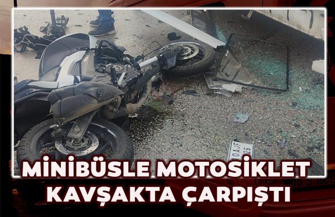 MİNİBÜSLE MOTOSİKLET KAVŞAKTA ÇARPIŞTI