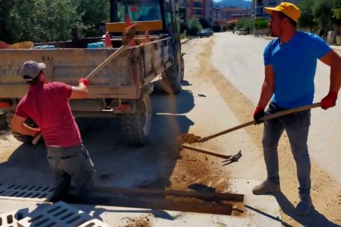 Manisa Alaşehir’de yağmur suyu ızgaralarına bakım