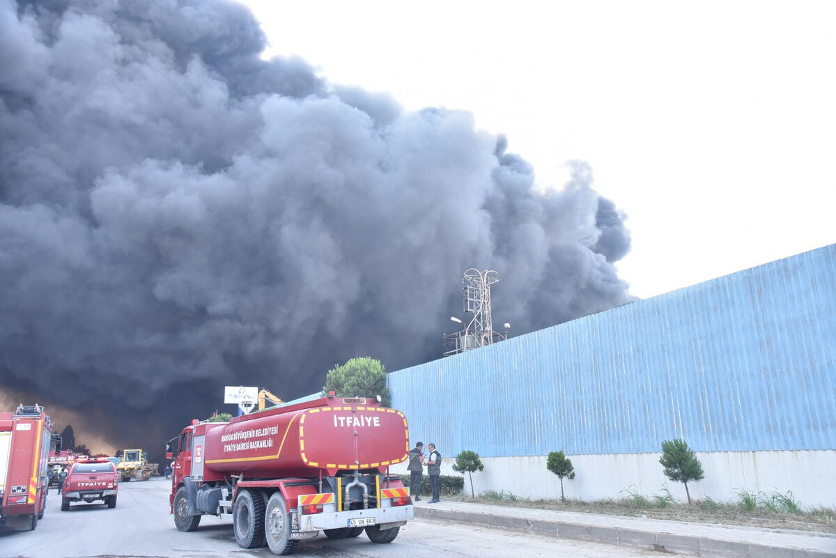 Manisa OSB’deki yangına müdahale sürüyor