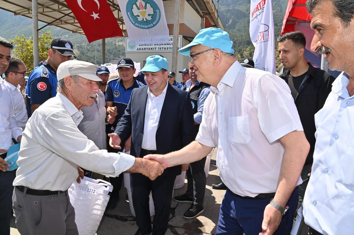 Manisa Şehzadeler’de 16 bin sepet dağıttı