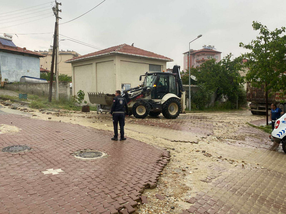 Manisa Selendide saganak yagisa yogun mesai.jp - Marmara Bölge: Balıkesir Son Dakika Haberleri ile Hava Durumu