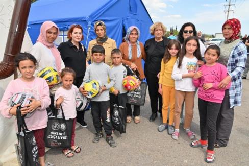 Manisa’da afet bölgesindeki çocuklara hediyeler