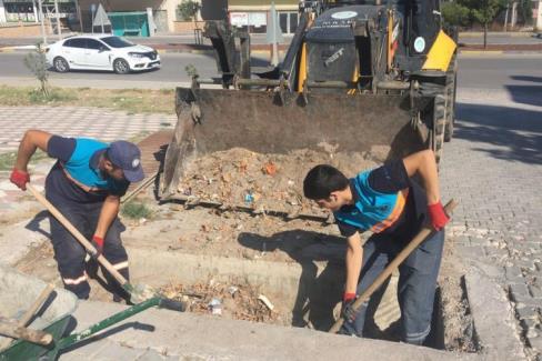 Manisa'da olası taşkınlara karşı ızgaralar temizleniyor