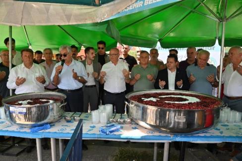 Manisa’da pazaryerlerinde aşure ikramı