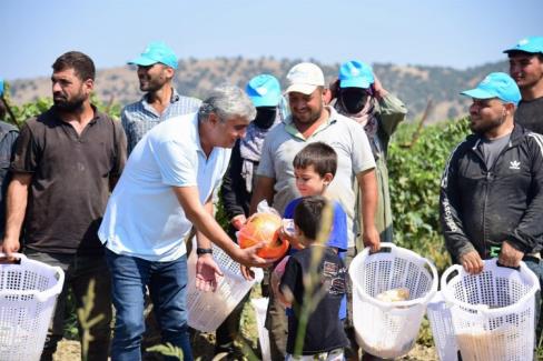 Manisa’dan Ahmetli’deki işçilere hediye