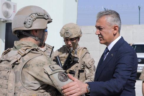 Mardin Valisi’nden sınırda Mehmetçiğe ziyaret