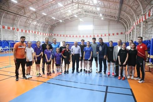 Memduh Büyükkılıç badmintoncularla buluştu