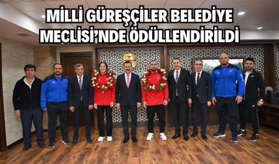 Milli güreşçiler Belediye Meclisi’nde ödüllendirildi