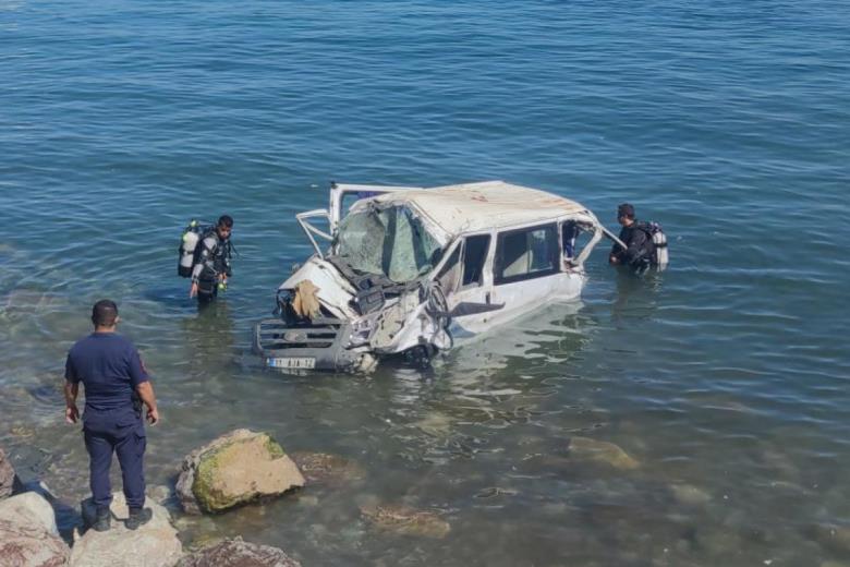 Minibüs Van Gölü’ne uçtu: 11 yaralı