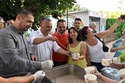 Muratpaşa’da aşure ikramı