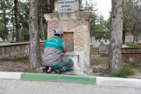 Nevşehir Belediyesi’nden mezarlıklara temizlik