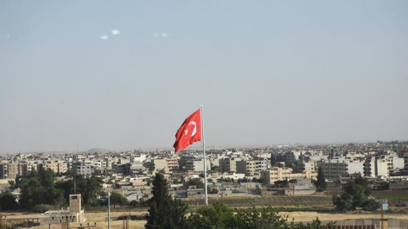 Nusaybin’de Suriye sınırına yakın noktada Türk bayrağı dikildi