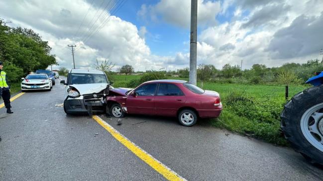 OTOMOBİLLER KAFA KAFAYA ÇARPIŞTI