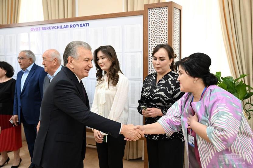 Özbekistan’da halk, anayasa değişikliği için sandık başında