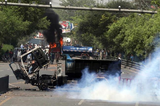 PAKİSTAN’DAKİ PROTESTOLARDA CAN KAYBI 8’E YÜKSELDİ  