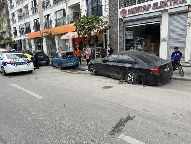 SARA NÖBETİ GEÇİREN SÜRÜCÜ PARK HALİNDEKİ ARAÇLARA ÇARPTI  