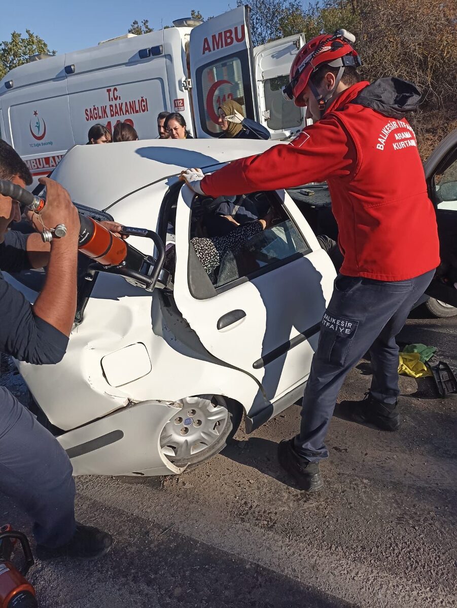 SAVAŞTEPE’DE TRAFİK KAZASI: 1 ÖLÜ 4 YARALI