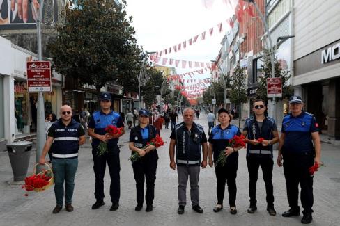 Sakarya Zabıtası’ndan vatandaşa ve esnafa karanfil