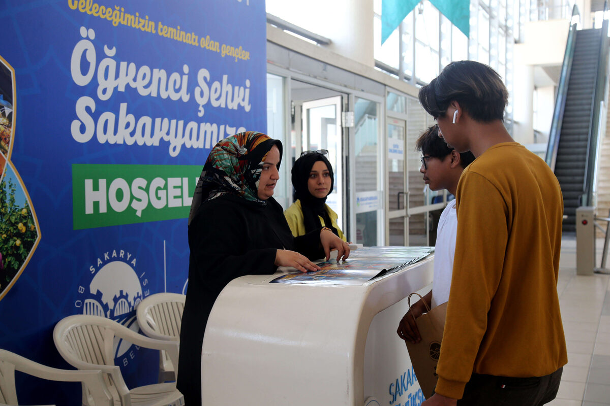 Sakarya universite icin gelen ogrencileri karsiladi - Marmara Bölge: Balıkesir Son Dakika Haberleri ile Hava Durumu