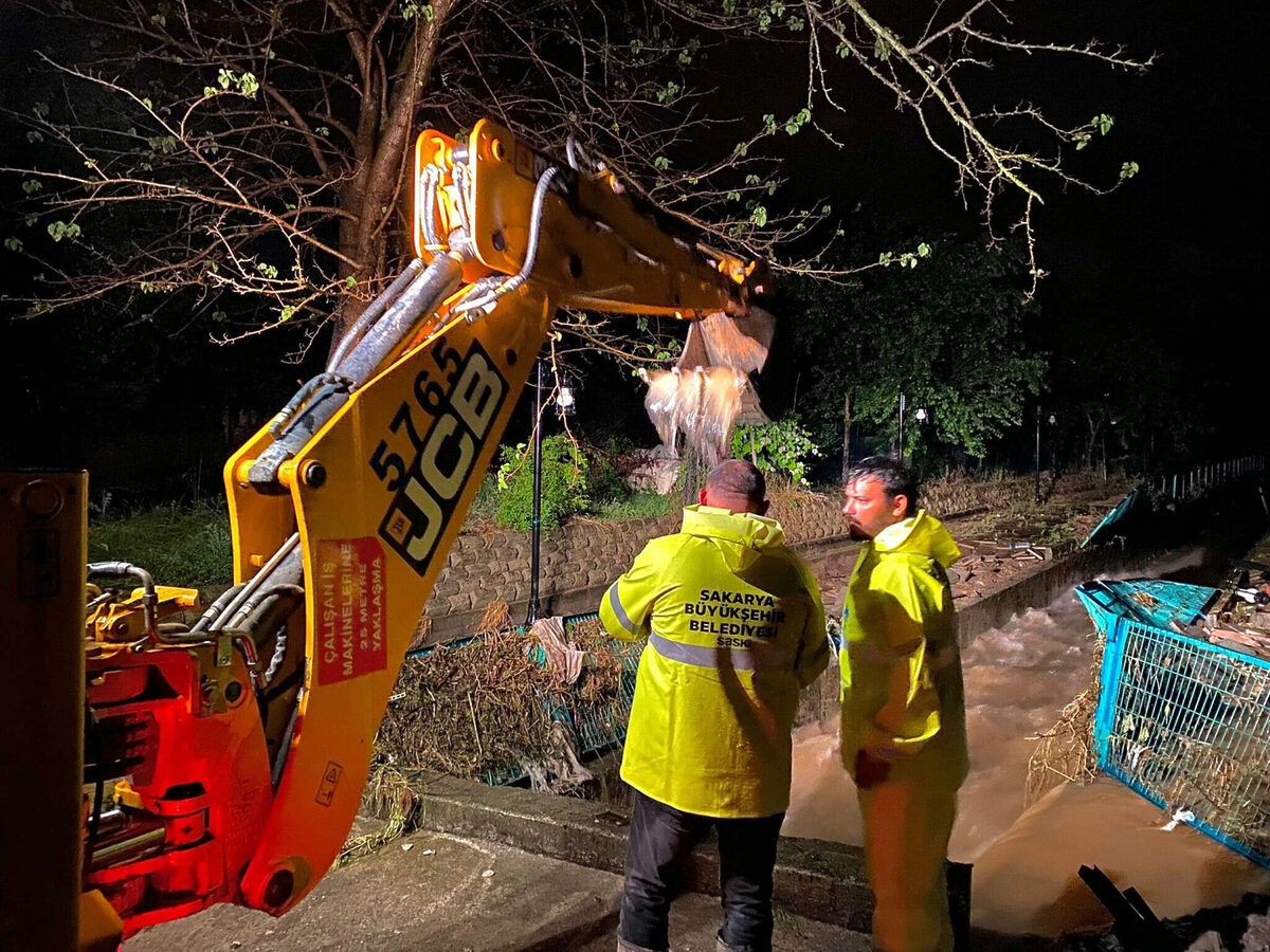 Sakaryada gece boyu sel mesaisi - Marmara Bölge: Balıkesir Son Dakika Haberleri ile Hava Durumu