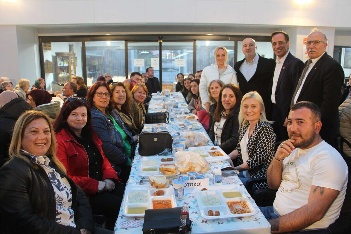 Sarayda binler iftarda bulustu - Marmara Bölge: Balıkesir Son Dakika Haberleri ile Hava Durumu