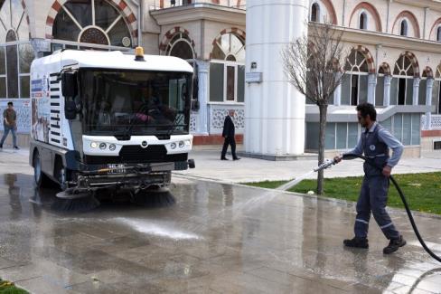 Selçuklu’da camiler ve çevreleri gül suyuyla yıkandı