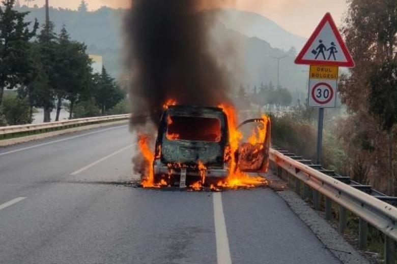 Seyir halindeki araç alev alev yandı!