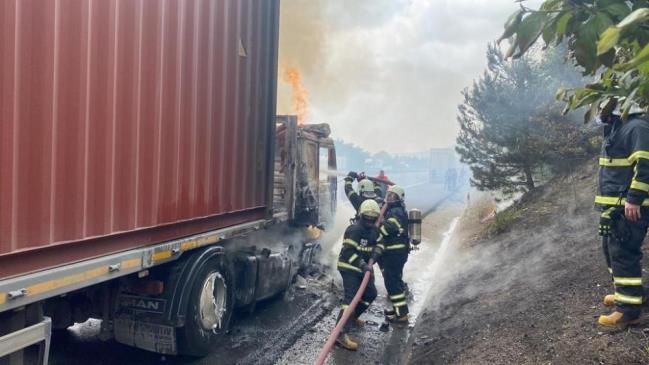 TEM’DE BEYAZ EŞYA YÜKLÜ TIR ALEV ALEV YANDI: “CANIMI ZOR KURTARDIM”