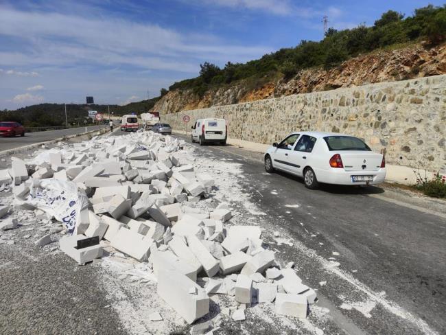 TIR DORSESİNDEN ADETA BETON YAĞDI