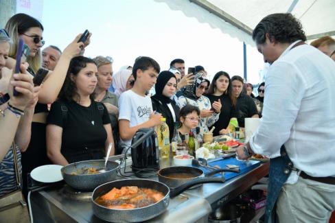 Türk Somon Festivali’nde 1 ton hamsi yediler