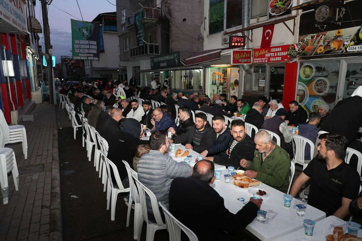 Ucyol Kocaelisporlular Derneginden iftar - Marmara Bölge: Balıkesir Son Dakika Haberleri ile Hava Durumu