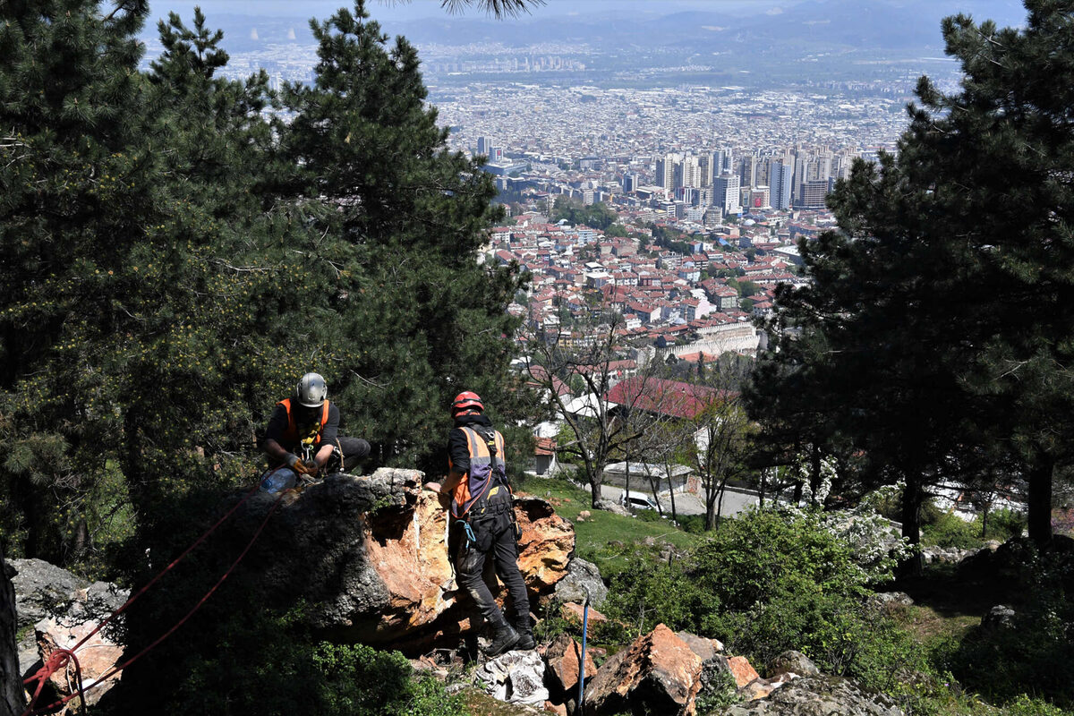 Uludagin dik yamaclarindaki dev kayalar tehlike olmaktan cikti - Marmara Bölge: Balıkesir Son Dakika Haberleri ile Hava Durumu