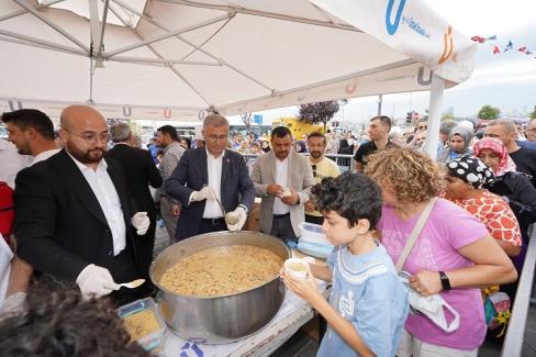 Üsküdar Meydanı’nda 10 bin kişiye aşure