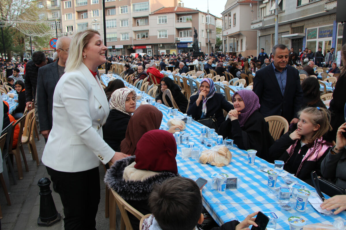 Uzunkoprude Buyuk Iftar Sofrasi kuruldu - Marmara Bölge: Balıkesir Son Dakika Haberleri ile Hava Durumu