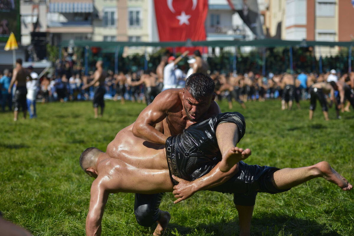 Balıkesir’de üçüncüsü düzenlenen Yağlı Güreş Çalıştayı’nda konuşan Büyükşehir Belediye Başkanı