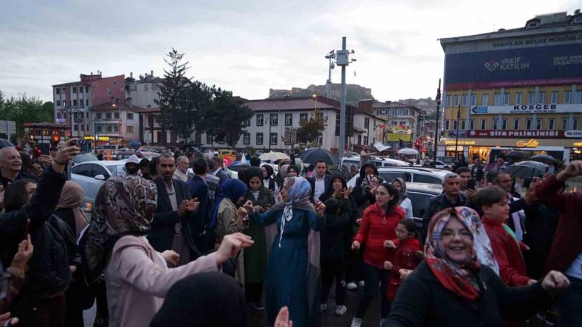 Yağmur altında Cumhurbaşkanı Erdoğan’ın zaferini kutladılar